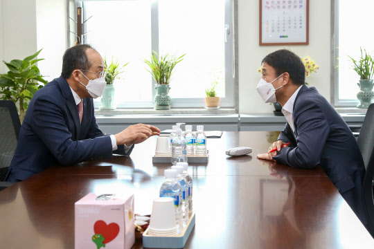 한병도 민주당 원내수석부대표(오른쪽)와 추경호 국민의힘 원내수석부대표가 지난 18일 국회에서  청문회 등 의사 일정 등을 협상하고 있다.. 연합뉴스